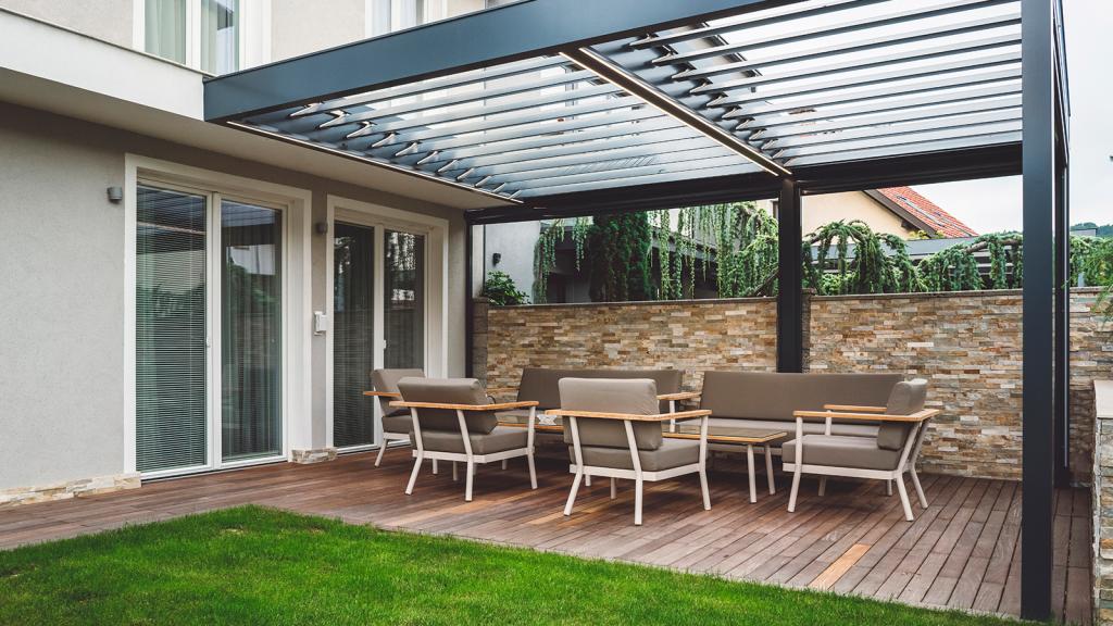 Überdachte Terrasse mit Gartenmöbeln