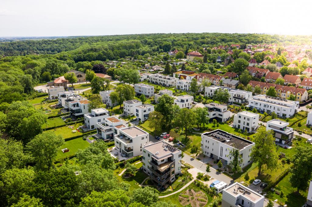 Luftaufnahme eines Wohngebiets mit modernen Häusern